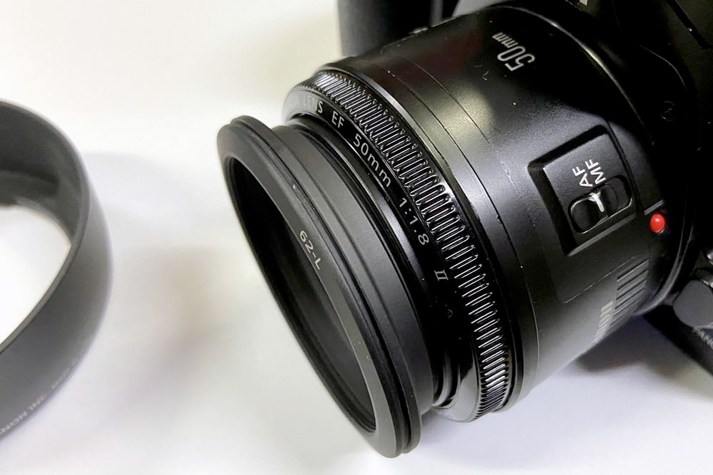 Canon EF50mm F1.8 II 用レンズフード ES-62 は、着脱にコツがいる。