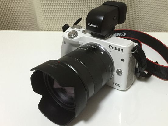 Canon EOS M3 MILC adalah kamera pertama yang saya temui.