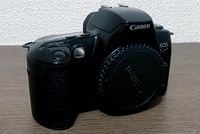 Canon EOS 500 / EOS REBEL XS / EOS Kiss erstes Modell war meine erste Film-Spiegelreflexkamera.