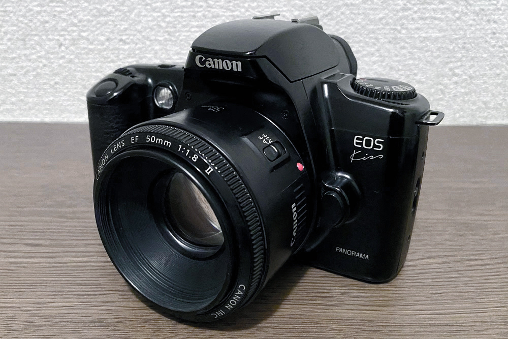 Canon 初代 EOS Kiss 一眼レフフィルムカメラと EF50mm F1.8 II 単焦点 