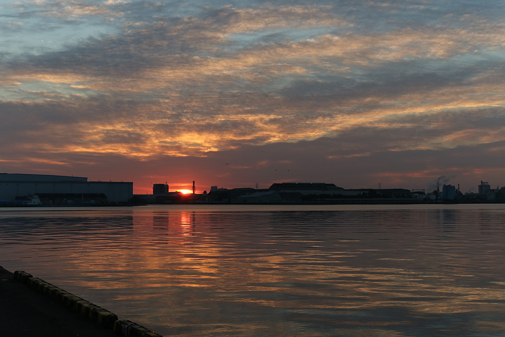 Sonnenaufgang im Hafen von Nagoya