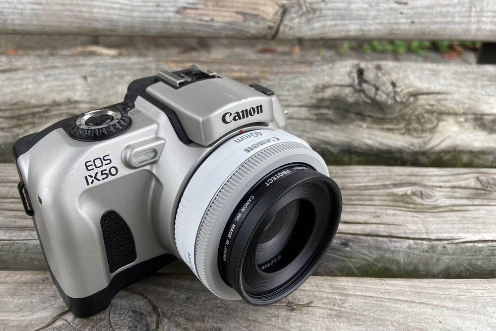 Canon EOS IX Lite / EOS IX 7 / EOS IX 50 is an IX240 SLR camera