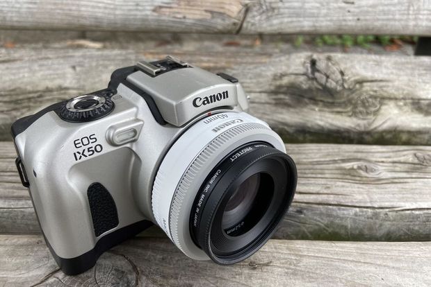 Canon EOS IX 7 / EOS IX Lite / EOS IX 50 es una cámara SLR de película APS que se recomienda sobre la EOS IX, pero...
