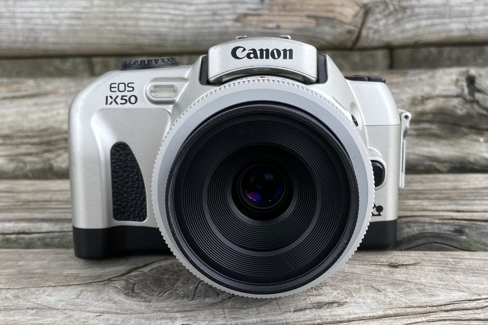 Canon EOS IX Lite / EOS IX 7 / EOS IX 50 is an IX240 SLR camera