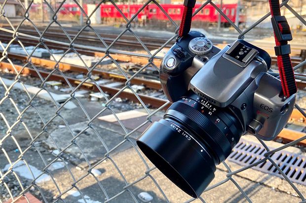 Menggunakan Cosina Carl Zeiss Planar T* 1.4/50 ZE dengan kamera SLR film Canon EOS.