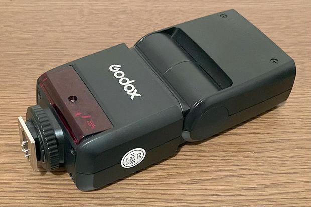 Godox Thinklite TTL TT350C. Un petit flash léger est utile.