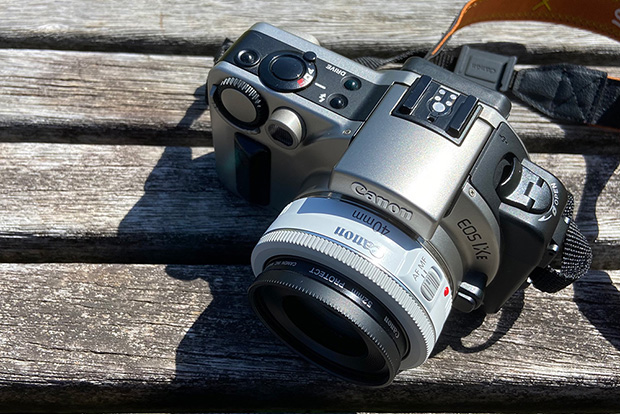 Canon EOS IXE APSフィルムカメラと EF40mm F2.8 STM 単焦点レンズで撮影した写真。